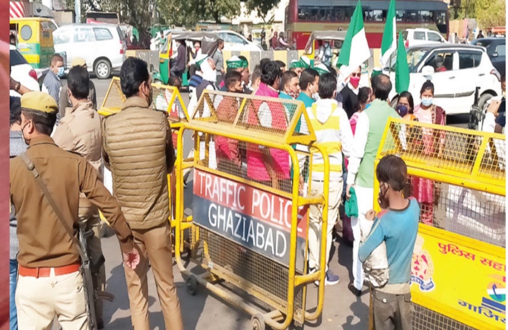 किसानों का आंदोलन जारी है; दिल्ली-गाजियाबाद बॉर्डर को पुलिस ने किया खाली