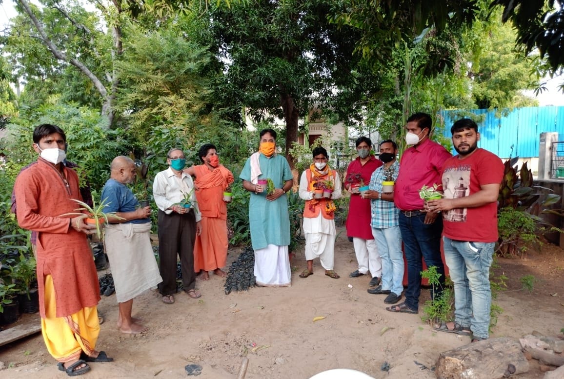 अटल जन शक्ति संगठन अहमदाबाद कार्यकारिणी के द्वारा  श्री राम जी मंदिर भट्ठा पालड़ी अमदाबाद में आज नए सदस्यों को वृक्षारोपण कर सदस्यता दिलाई गई