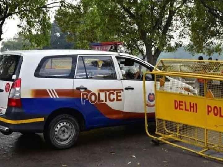 टीकरी बॉर्डर पर लापता किसानों का पोस्टर लगाने पहुंचे दिल्ली पुलिस के जवान की पिटाई