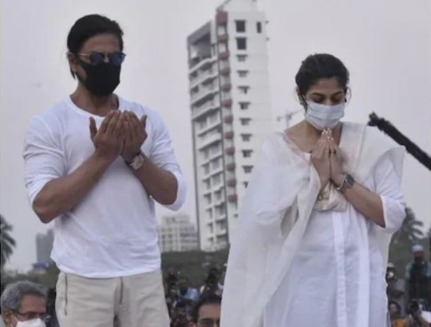 Lata funeral: 'एक श्रद्धांजलि, दो तरीके...' शाहरुख खान ने लता मंगेशकर के लिए दुआ में हाथ फैलाए, मैनेजर पूजा ने नमन किया