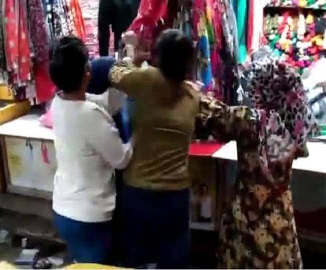 बीच बाजार में 'सॉरी आंटी' कहने पर भड़की महिला, किशोरी को जमकर पीटा 