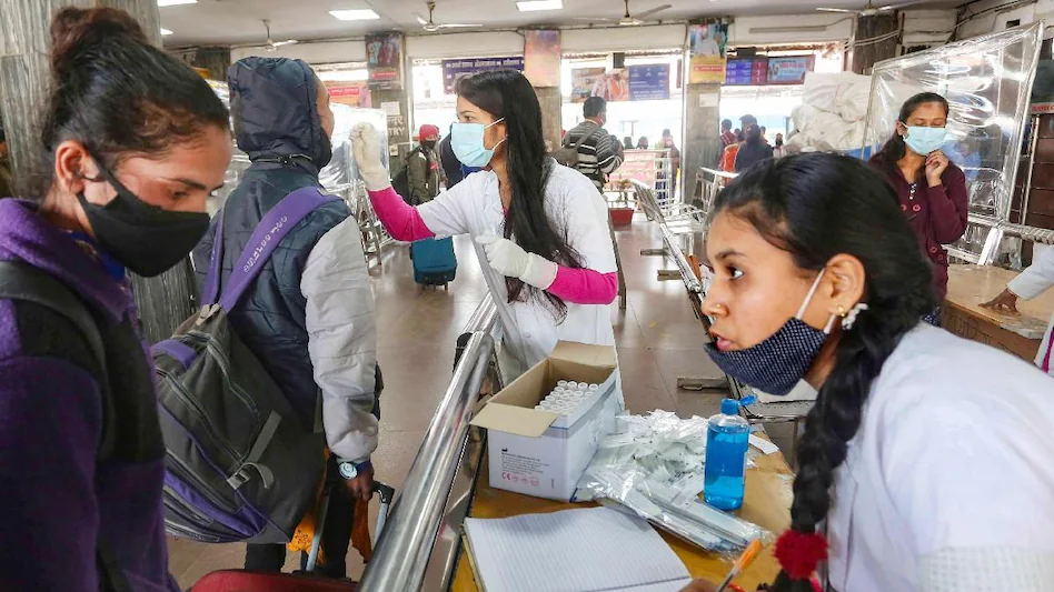 Corona: दिल्ली-मुंबई-पटना-लखनऊ हर तरफ कोहराम, डॉक्टरों पर तीसरी लहर की मार, 1000 से अधिक हुए संक्रमित