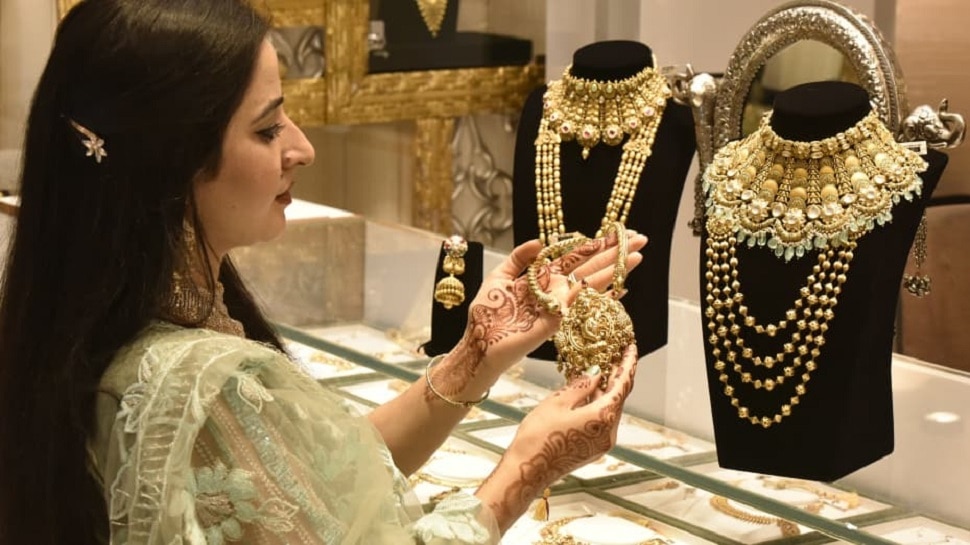 Gold Price: सोना खरीदने वालों के लिए अच्छी खबर, आज सस्ते में मिलेगी ज्वैलरी, फटाफट चेक करें 10 ग्राम के रेट्स |