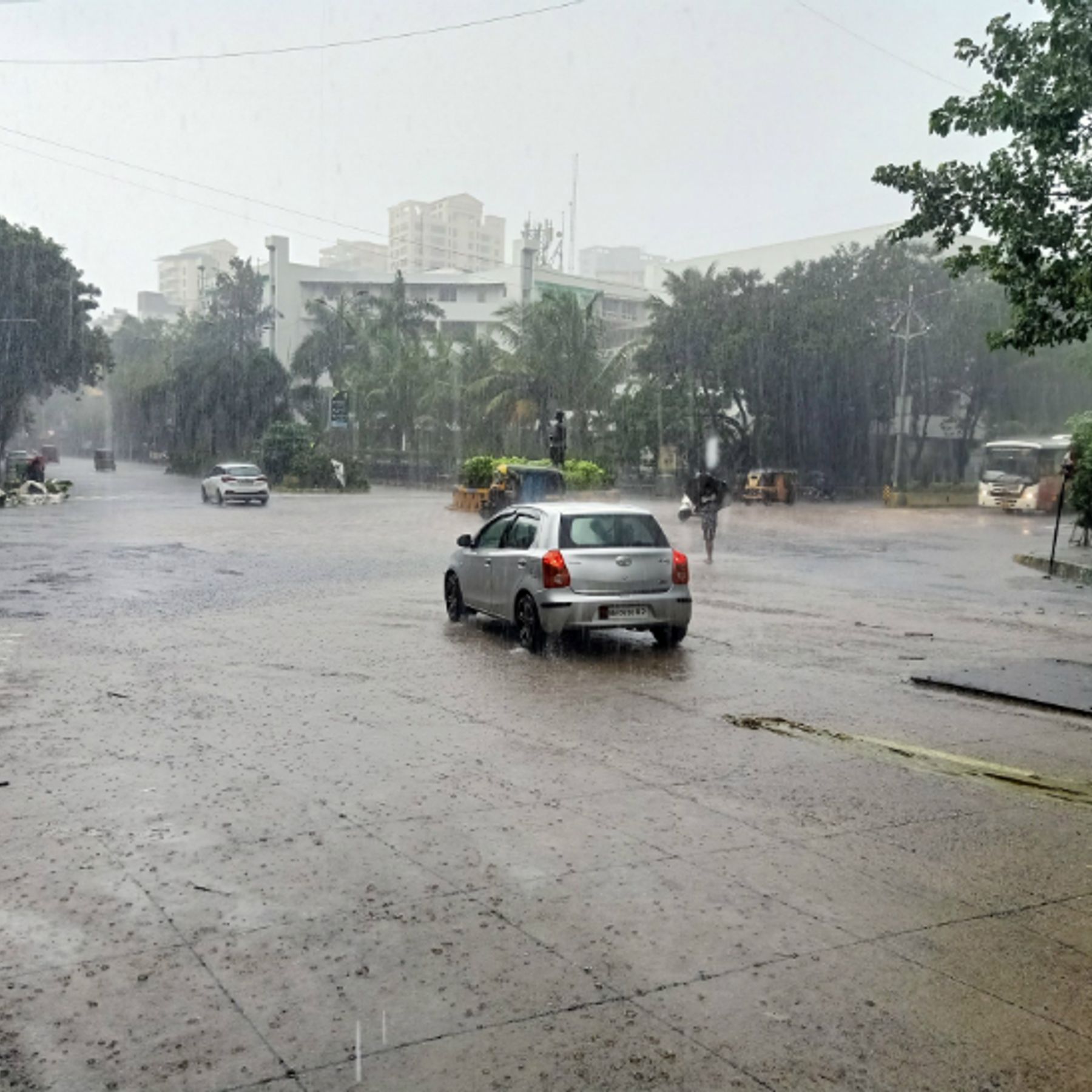 मुंबई में रुक-रुक कर बारिश होने से निचले इलाकों में पानी भरा आज हाईटाइड का अलर्ट