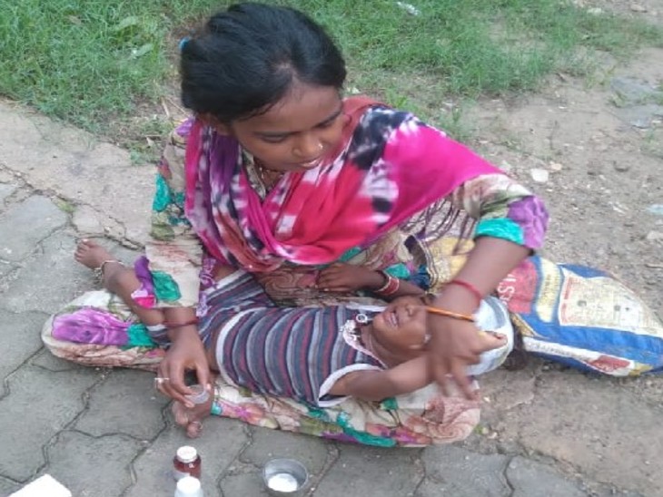 प्रयागराज में 2 साल की बच्ची चलती ट्रेन से गिरी, मां ने 3 किमी तक पटरियों पर नंगे पैर दौड़ लगा दी