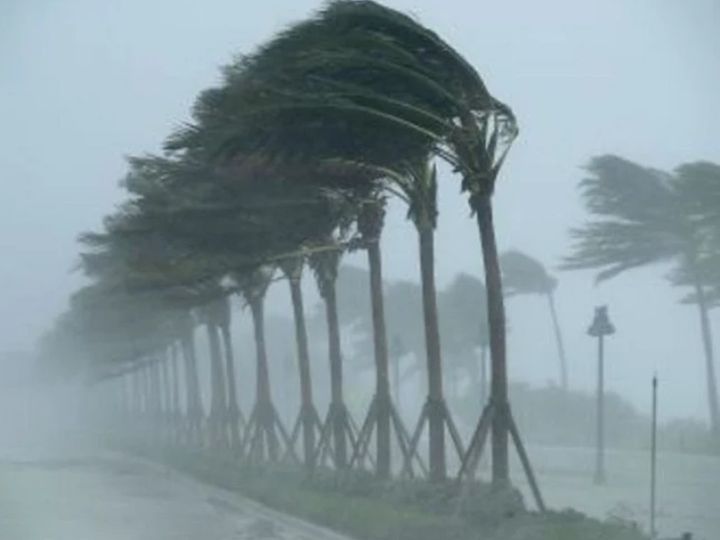 Cyclone Nivar: तमिलनाडु-पुडुचेरी से टकराकर आगे बढ़ा, चेन्नई में भारी बारिश जारी