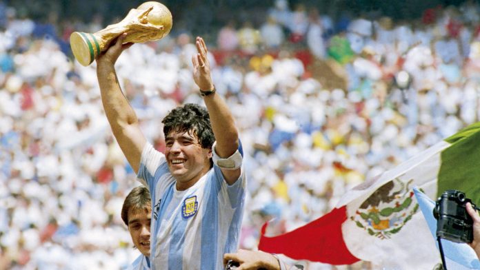 Diego Maradona Death: फुटबॉल जगत का सबसे विवादित सितारा माराडोना का निधन हो गया