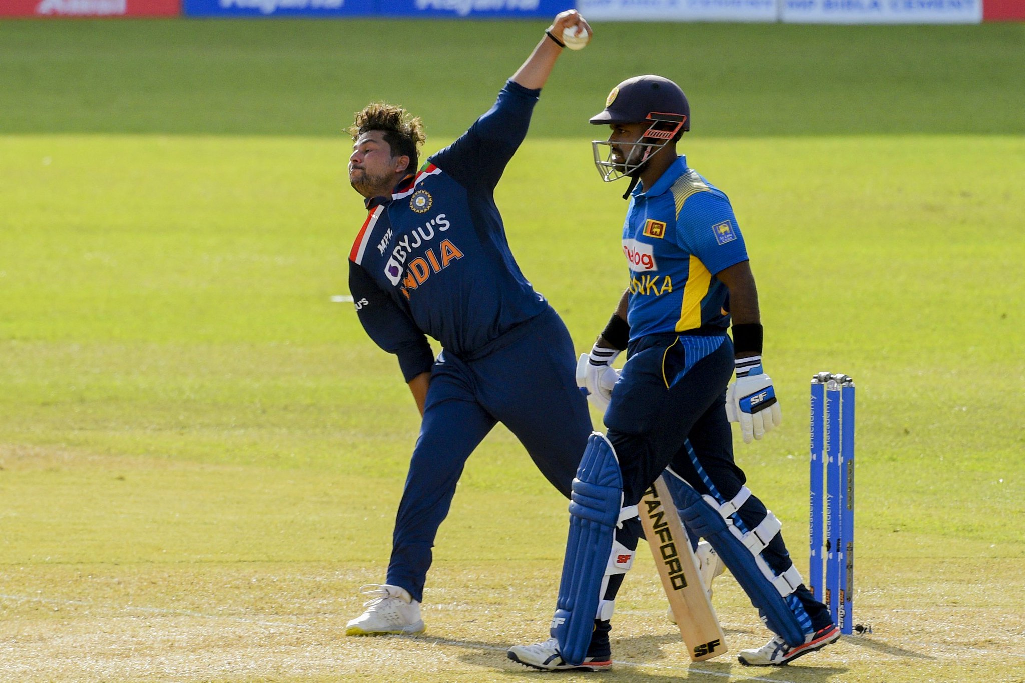 16 फोटोज में भारत-श्रीलंका पहला वनडे:मैदान पर पतंग गिरने की वजह से 2 बार रोका गया मैच