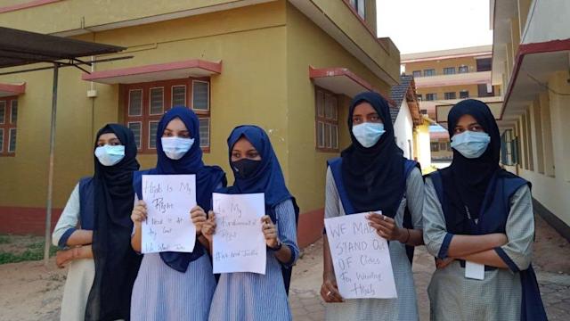 Karnataka Hijab : जानें- कैसे 6 लड़कियों से शुरू हुआ पूरा बवाल, कर्नाटक में हिजाब विवाद की क्या है कहानी? 